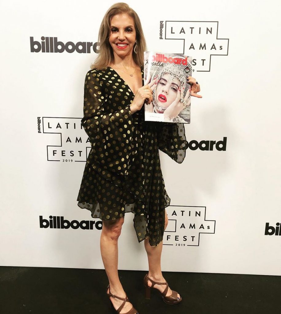 Lee más sobre el artículo LA COLOMBIANA LEILA COBO DE BILLBOARD Y SU NUEVO LIBRO DECODING LATINO