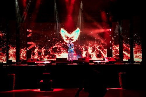 RAUW ALEJANDRO impacta a sus fanáticos con un concierto virtual desde el icónico COLISEO DE PUERTO RICO